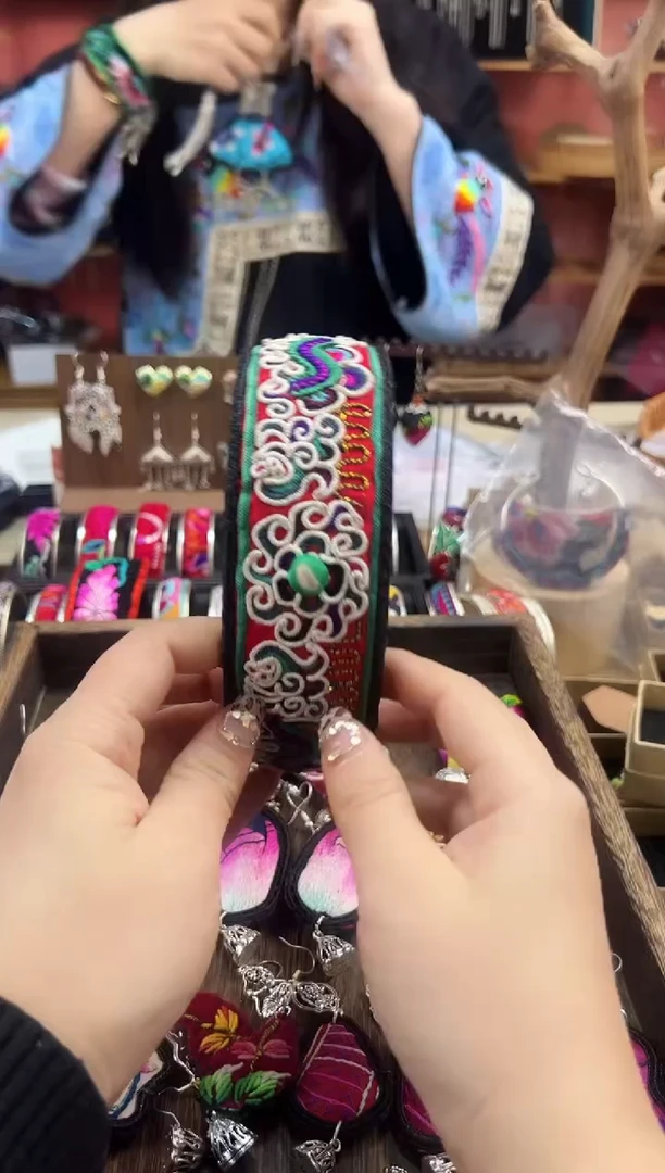 【闪购商品】织绣民族风老绣饰品071