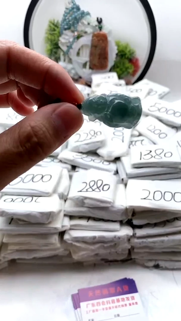 翡翠未镶嵌颈饰小财神