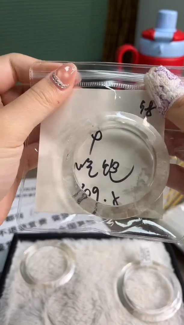 【闪购商品】水晶手镯未镶嵌4号白水漏价(天然产物默认微瑕)