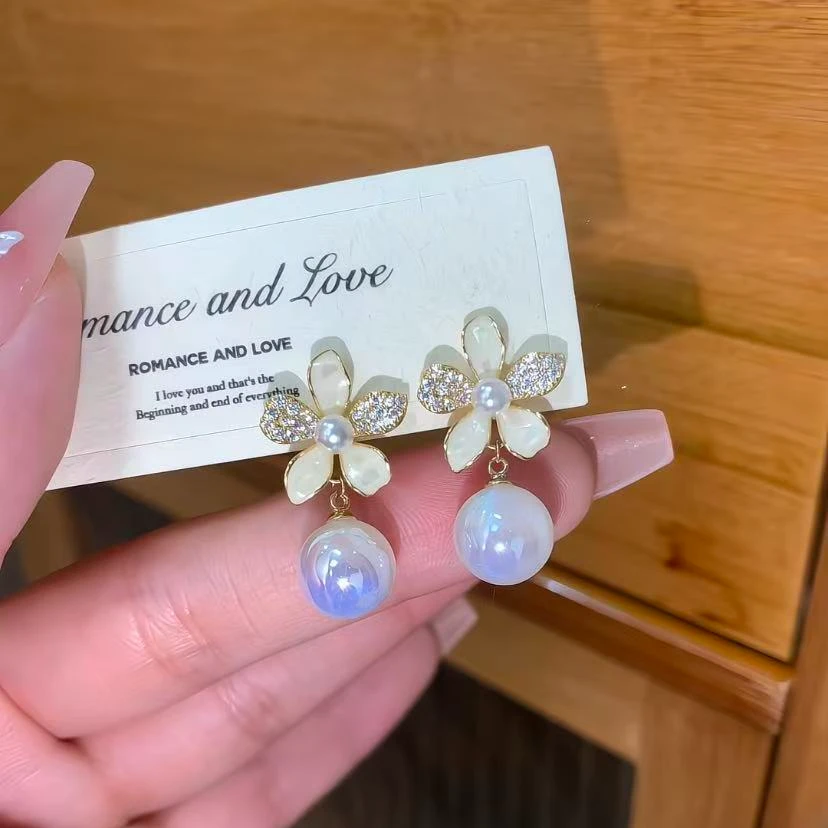 铜合金合成锆石耳饰 精美时尚百搭气质款小众花花女士式耳钉Q1005