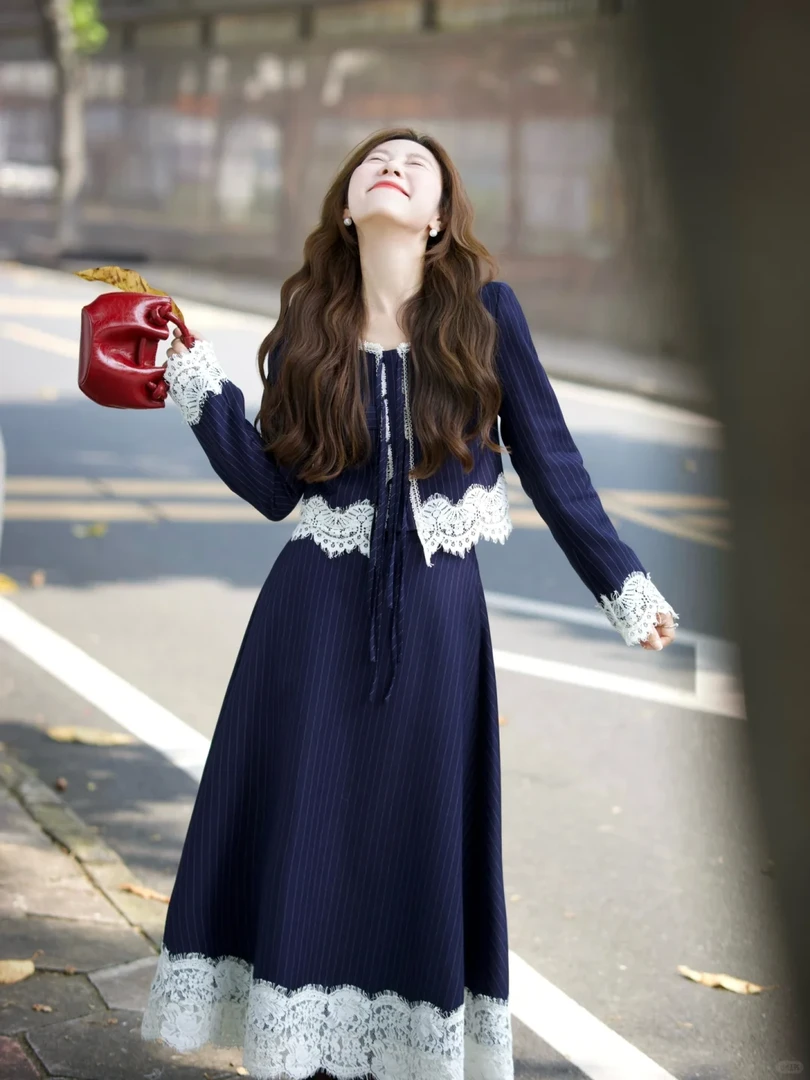 早春一整套女韩系穿搭高级感条纹蕾丝上衣搭配半身裙显瘦两件套女