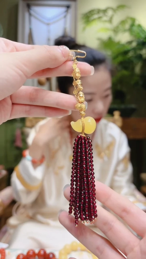 【闪购商品】石榴石压襟18K金镶嵌四不蜜蜡葫芦石榴石流苏压襟