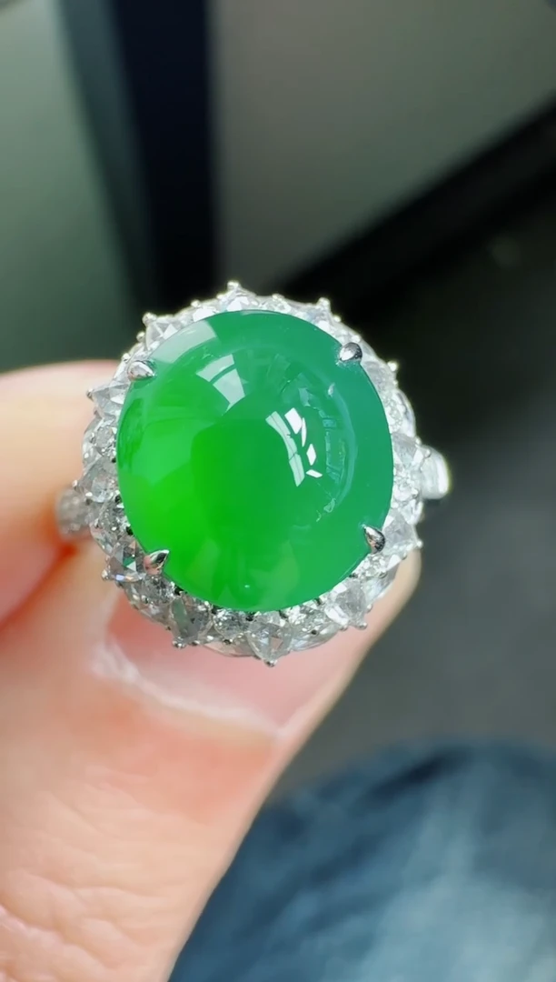 18K金镶嵌戒指翡翠寄售回流，24小时鉴赏期