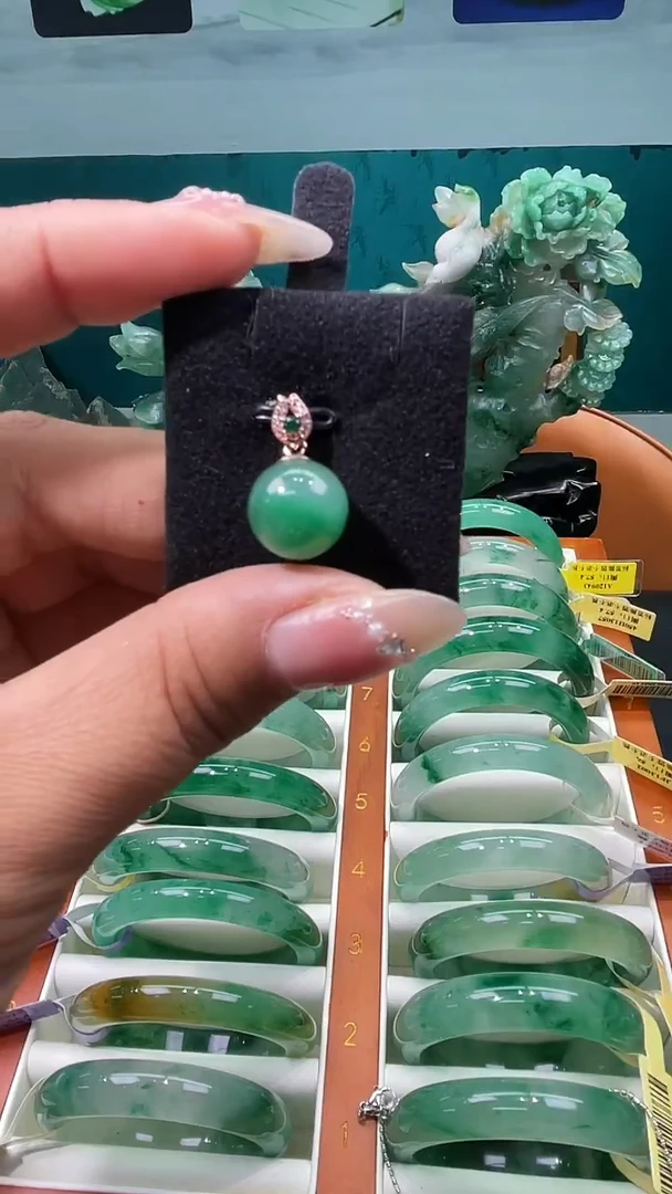 未镶嵌挂件石英质玉（非洲翠）吊坠