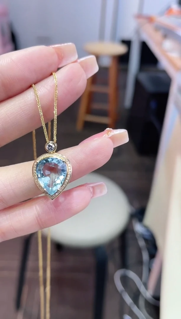 18K金镶嵌海蓝宝石项链