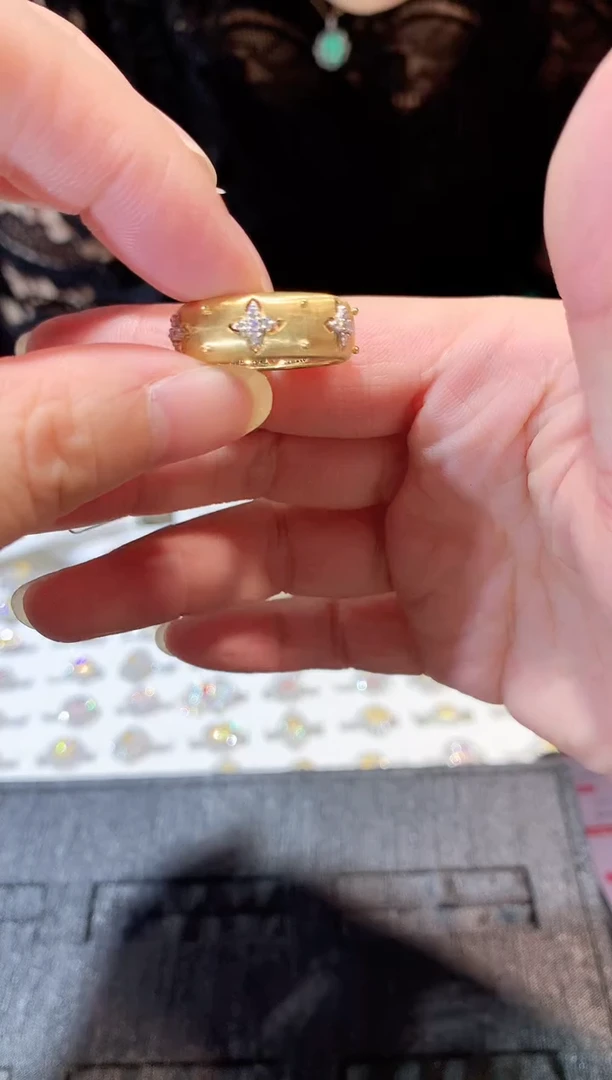 18K金镶嵌戒指钻石戒指