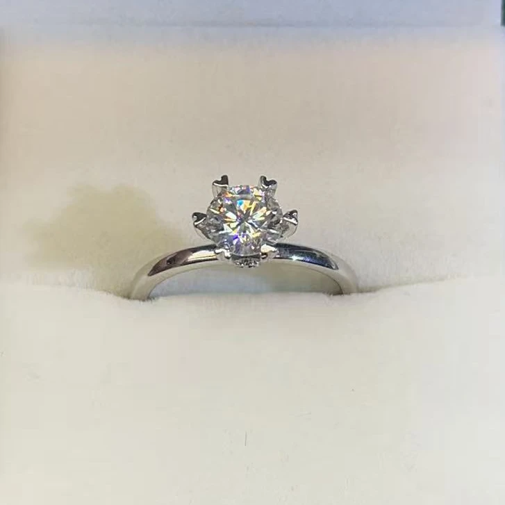 【Vivia】甄选 围脖六爪戒指1.0CT