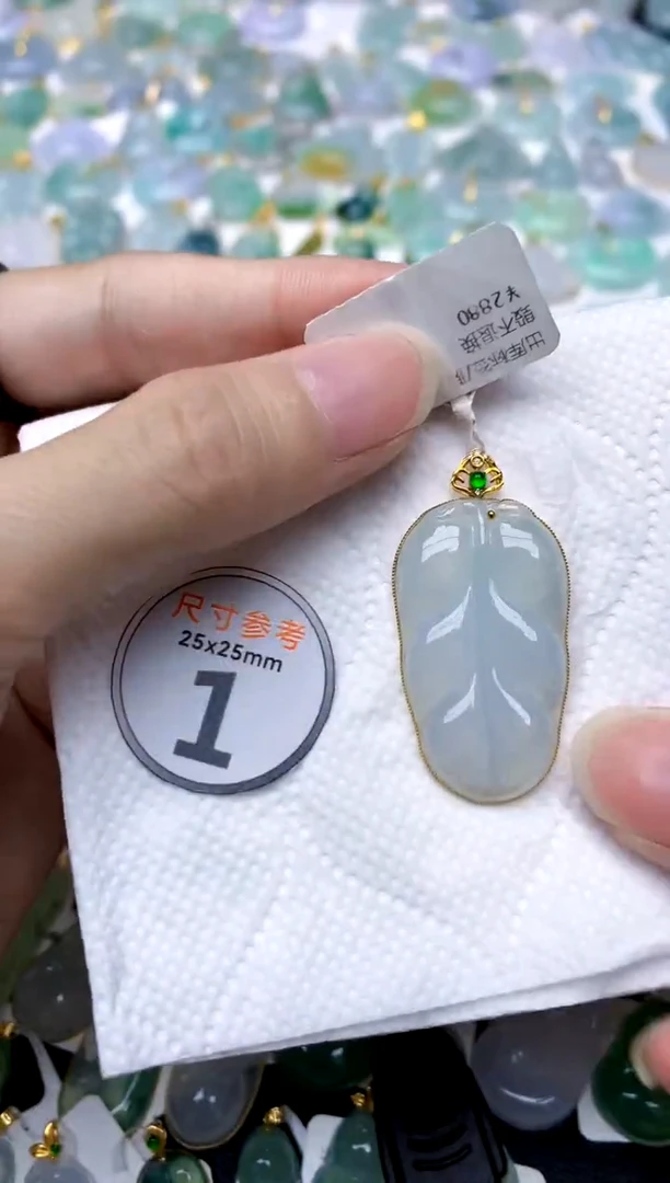 颈饰18K金镶嵌翡翠天然A货翡翠