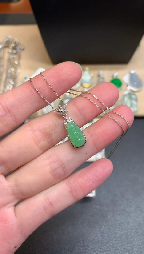 【闪购商品】翡翠颈饰18K金镶嵌福豆【无服务费】