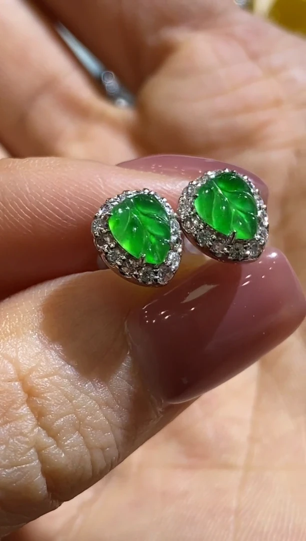 颈饰18K金镶嵌翡翠收到货48小时鉴赏期（超时不退不换）