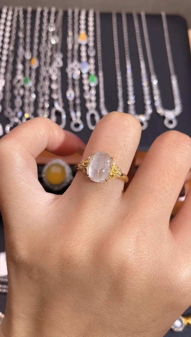 颈饰18K金镶嵌翡翠戒指