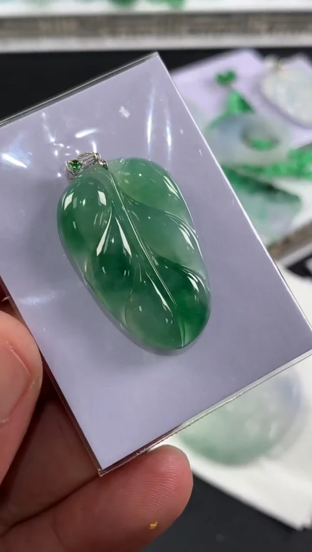颈饰18K金镶嵌翡翠萍*翡翠