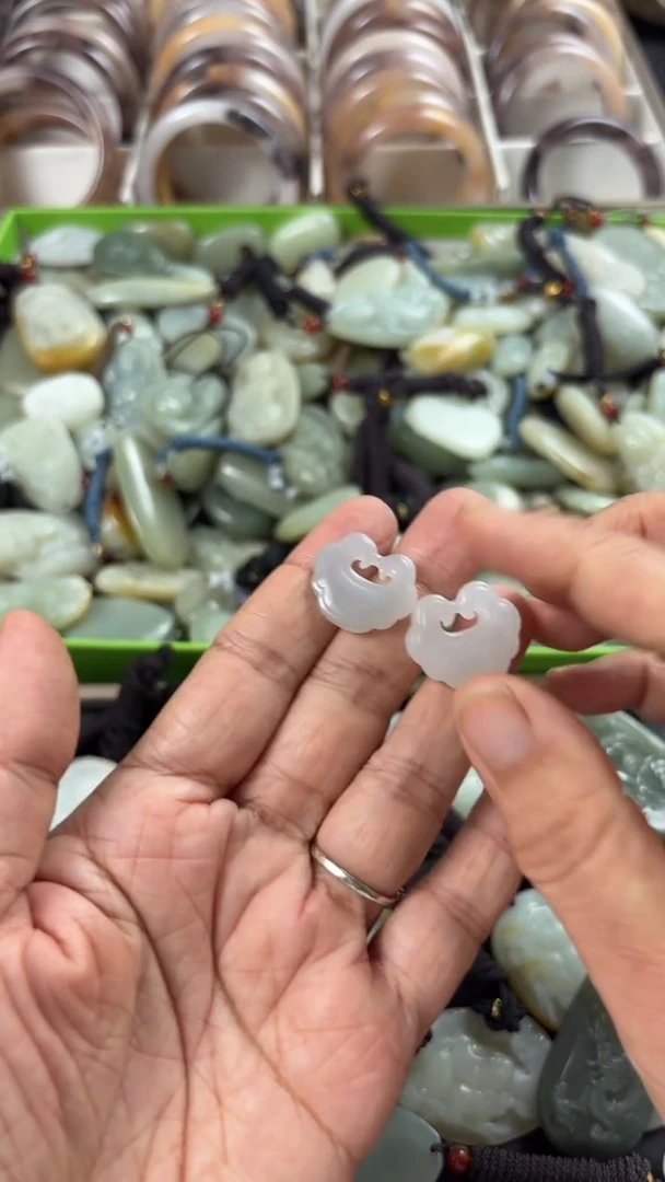 颈饰未镶嵌和田玉（多样性发一件）没有证书有瑕