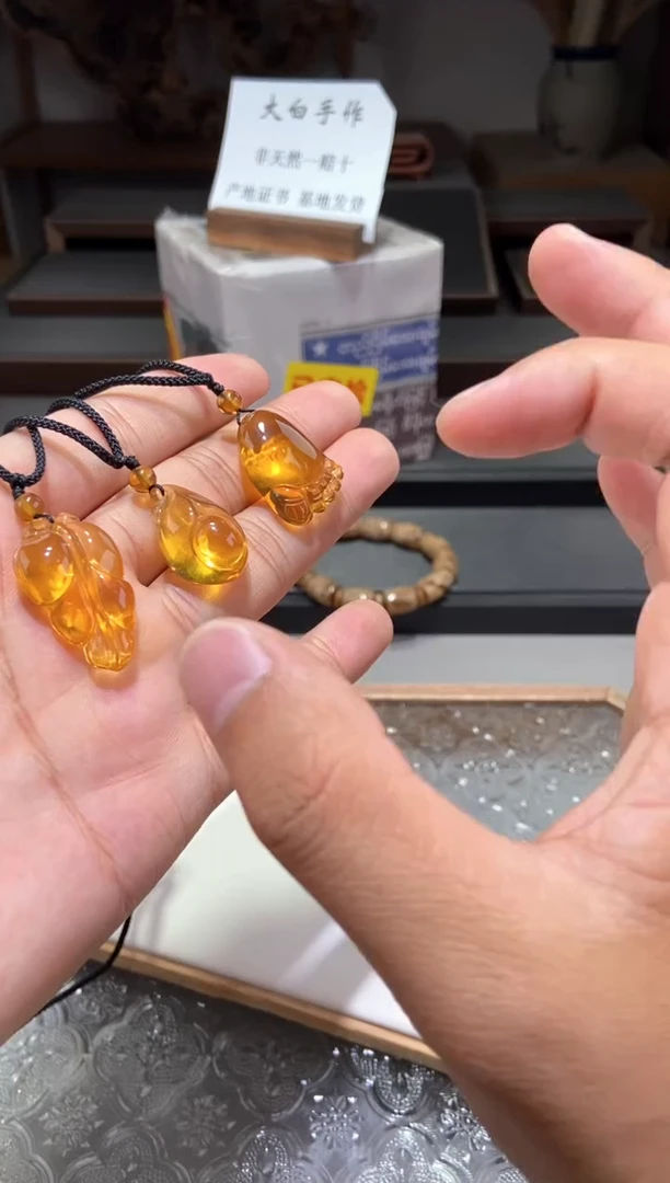 琥珀颈饰未镶嵌三个吊坠