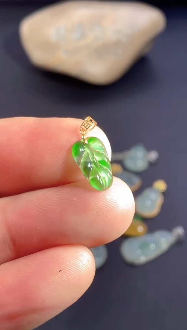 颈饰18K金镶嵌翡翠