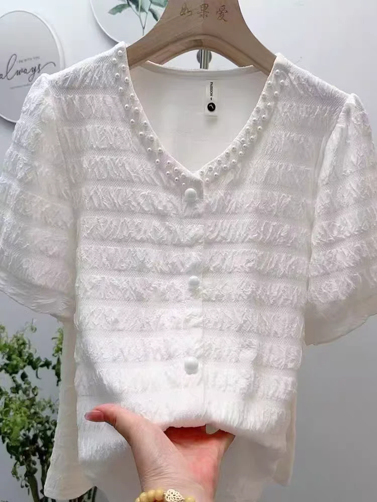 气质V领钉珠泡泡条纹白扣短袖打底