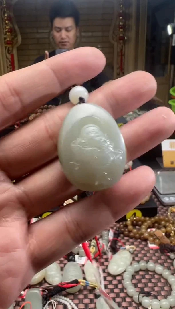 吊坠(赠链)未镶嵌和田玉且末料青白玉吊坠