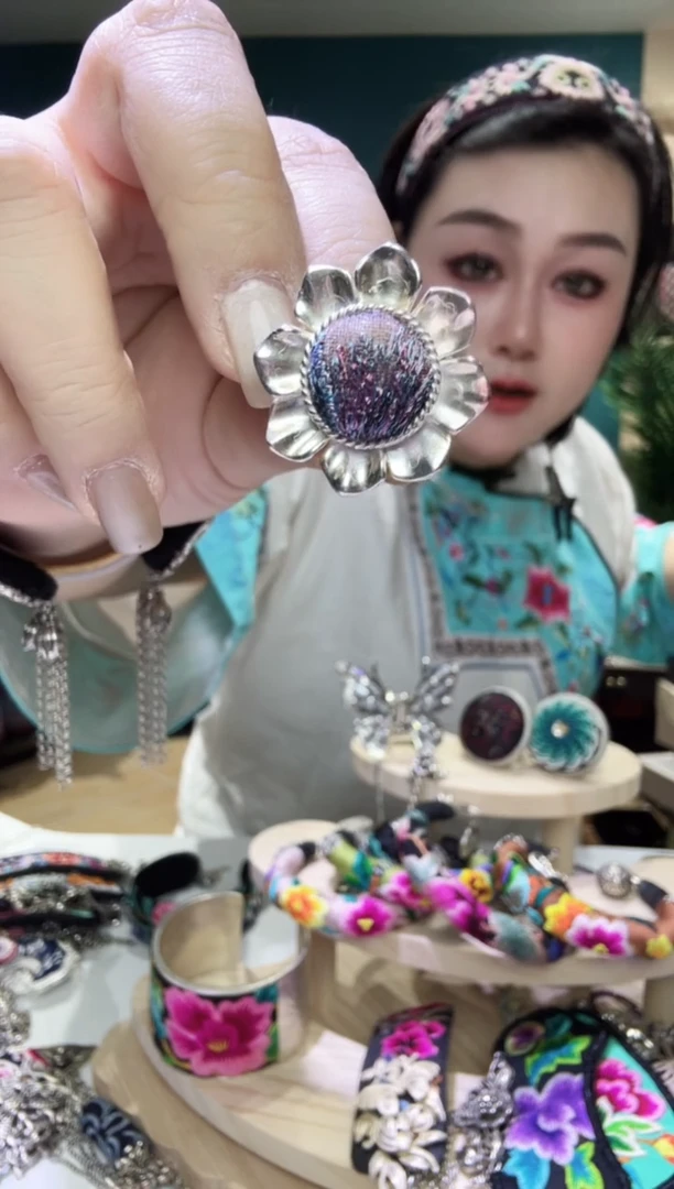 刺绣纯手工苗绣非遗戒指