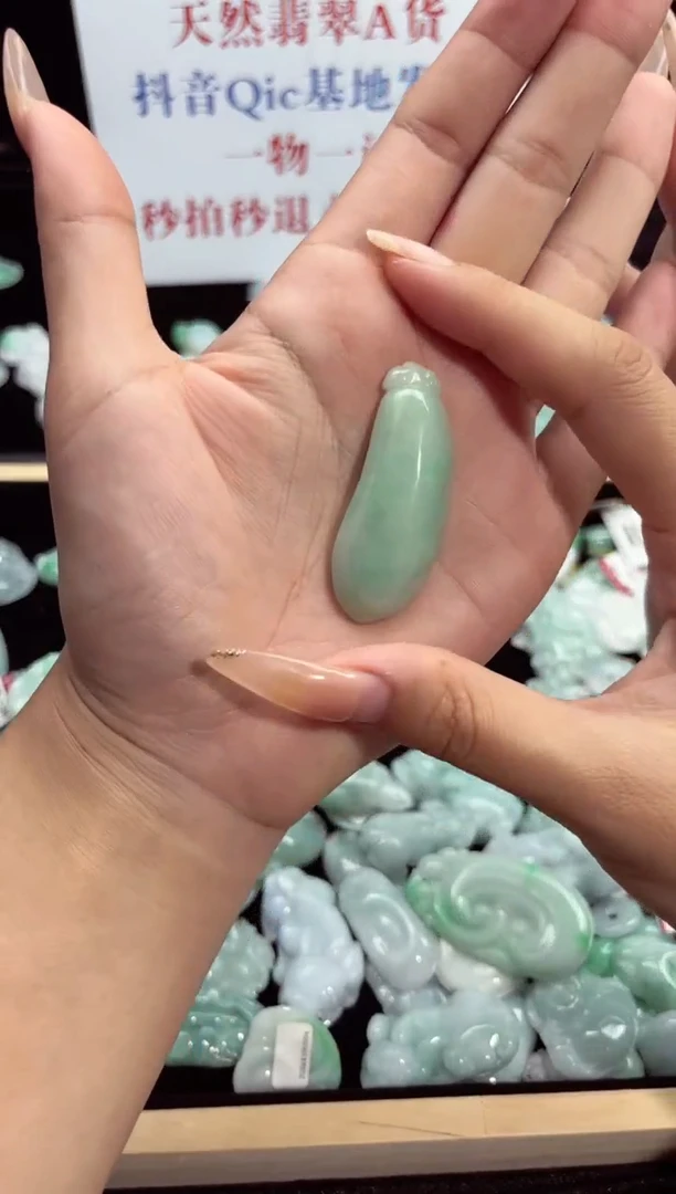 颈饰未镶嵌翡翠翡翠A货吊坠
