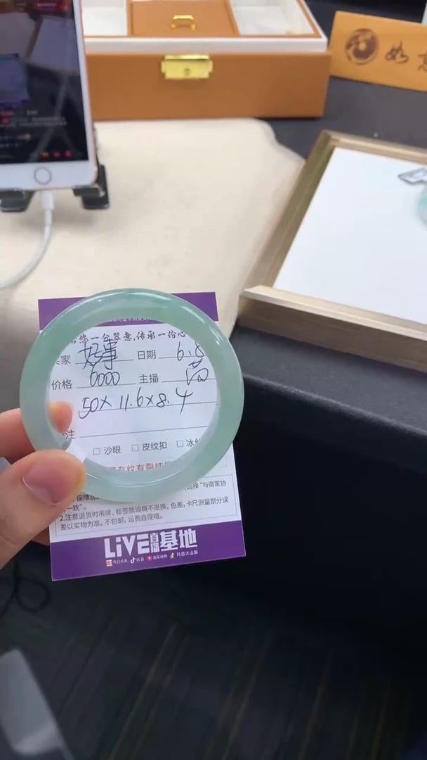 翡翠手镯未镶嵌..........