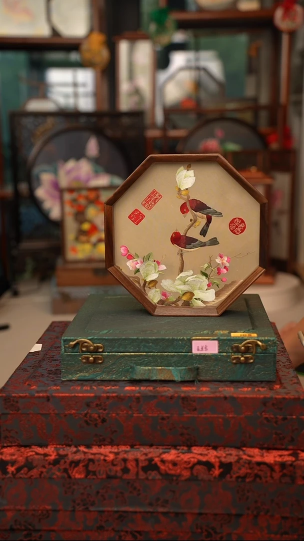 扇子苏绣双面绣八角台屏胡桃木框大号20CM