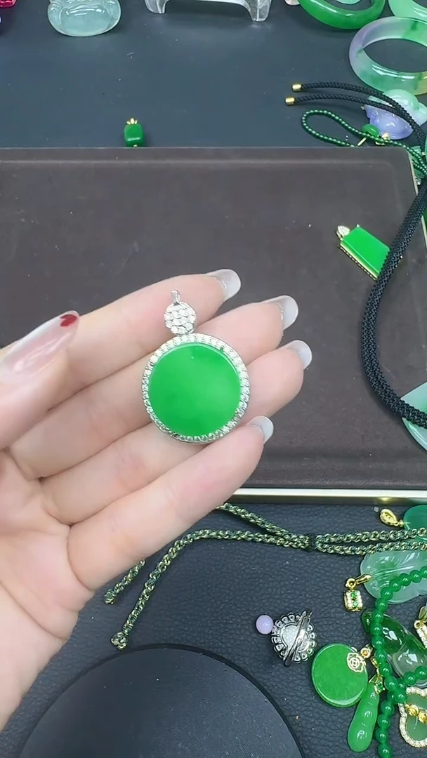 无非金属满绿镶嵌圆牌吊坠