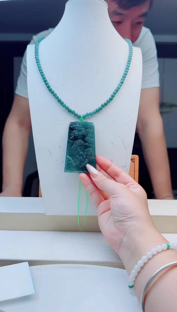 颈饰未镶嵌翡翠多样性发其中一