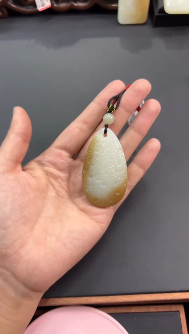 【闪购商品】和田玉吊坠(赠链)未镶嵌且末金山微色差吊坠