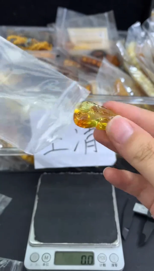 蜜蜡未镶嵌珠宝奇石85