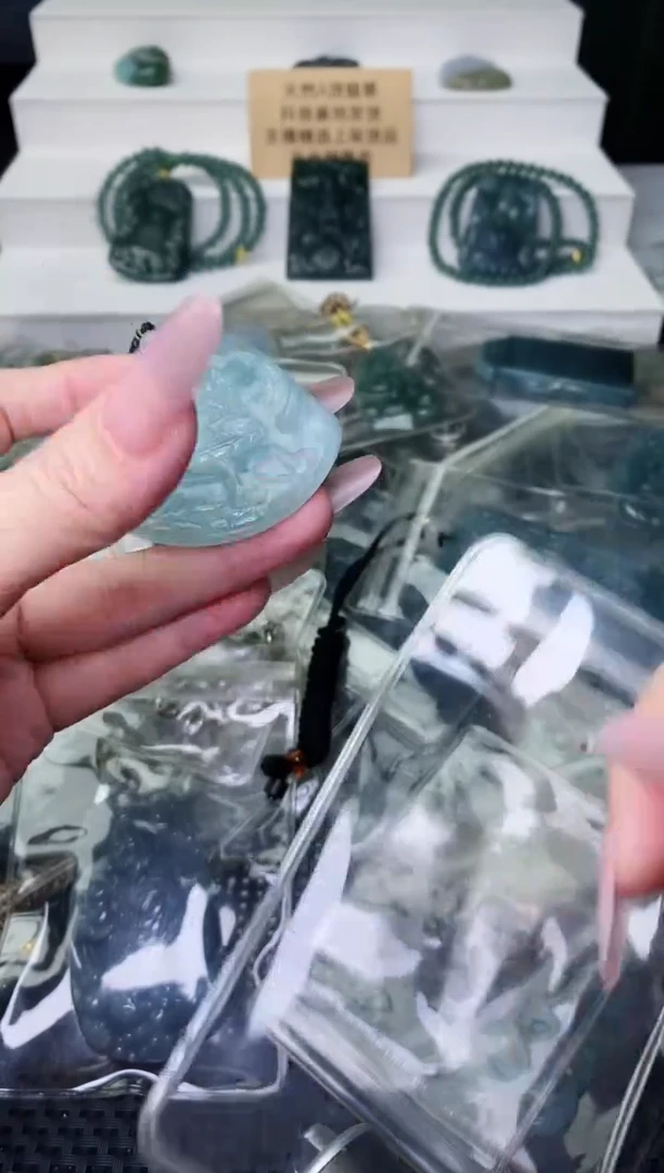 颈饰未镶嵌翡翠