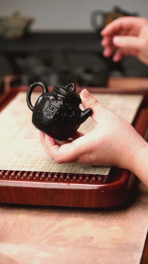 归玉堂冰碛岩重工雕刻吉祥壶200cc