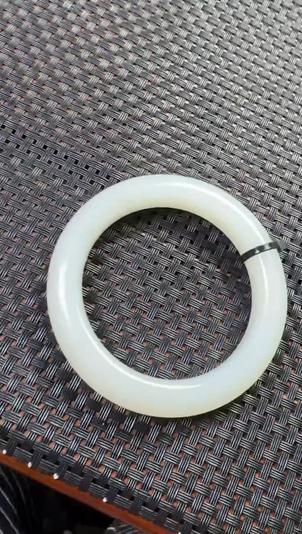 未镶嵌手镯和田玉黑山圆条手镯