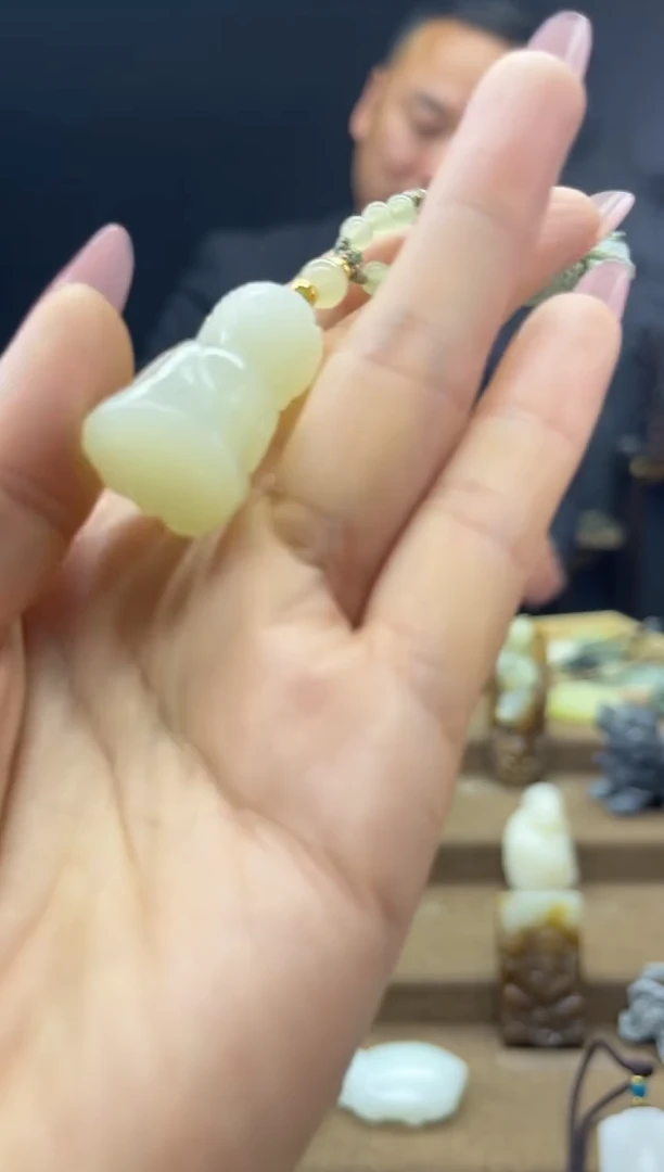 颈饰未镶嵌和田玉1