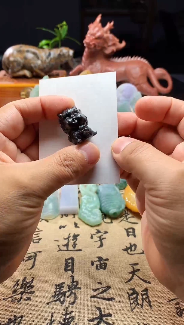 颈饰未镶嵌翡翠宝宝龙