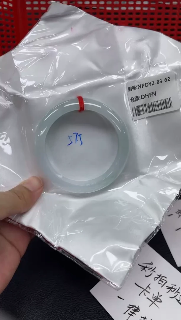 翡翠手镯未镶嵌翡翠手镯