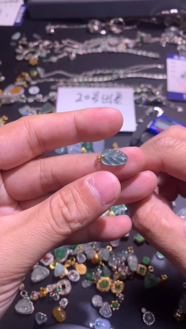 【闪购商品】翡翠吊坠(不含链)18K金镶嵌颜色随机