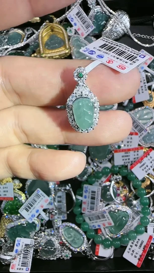 【闪购商品】翡翠吊坠(赠链)未镶嵌天然翡翠A货