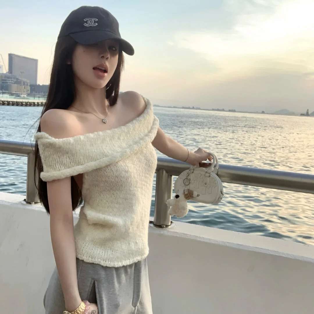 纯欲风白色一字肩针织衫女2024秋别致设计感气质性感露背短袖上衣