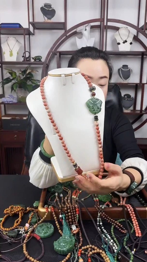 颈饰未镶嵌和田玉蝴蝶微瑕疵