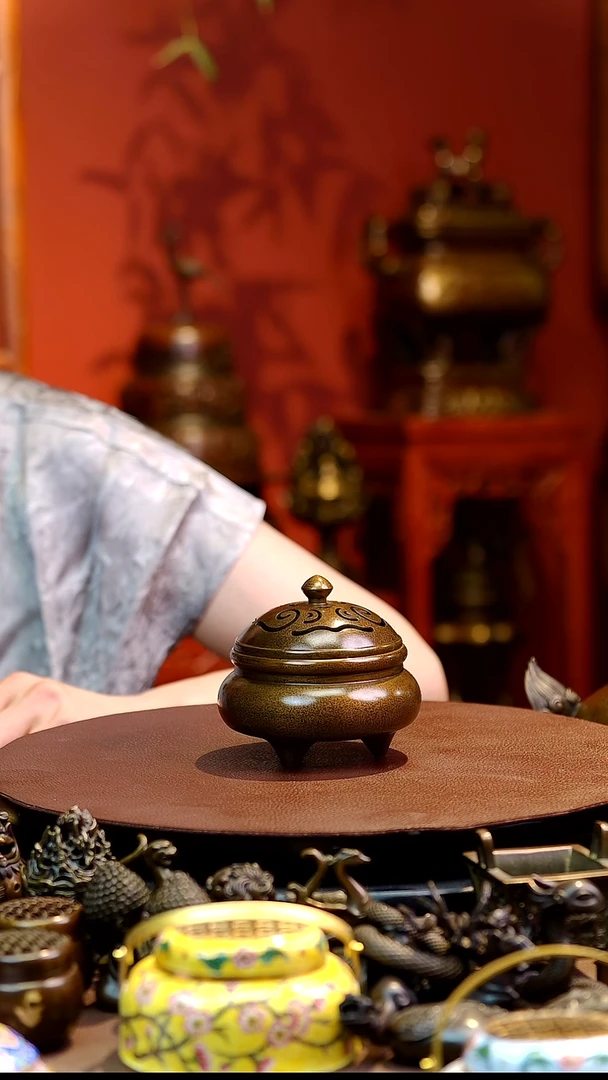 三足熏香炉    黄铜