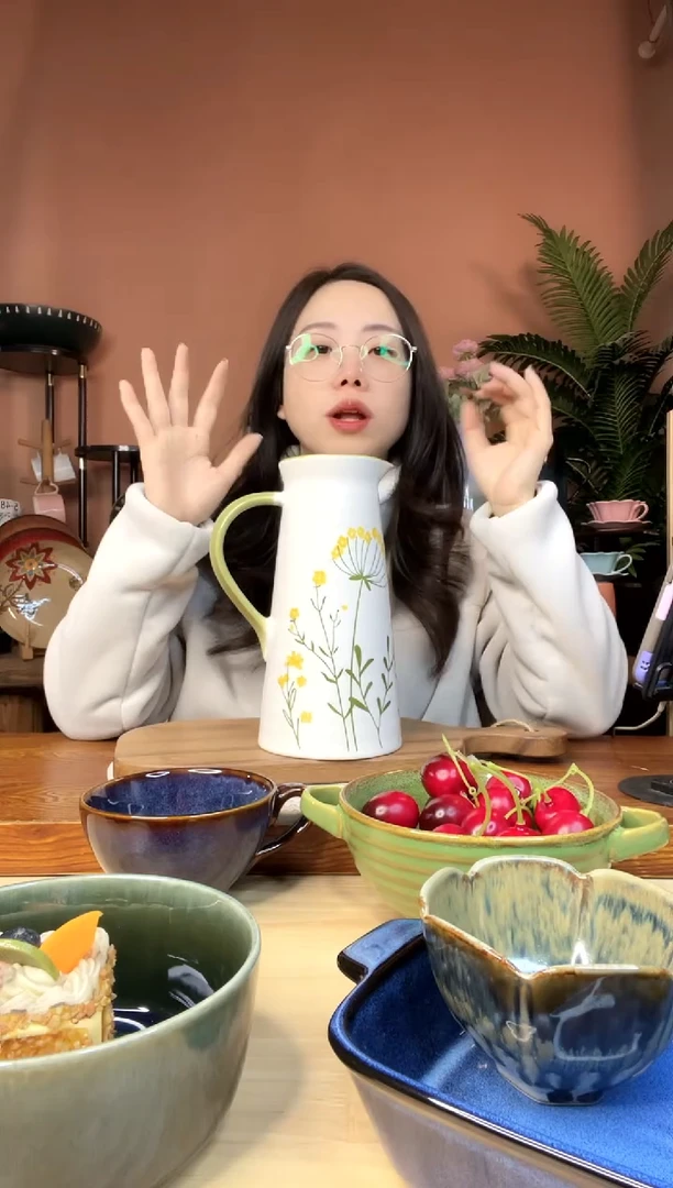 陶瓷长筒菊花浮雕花瓶  微瑕