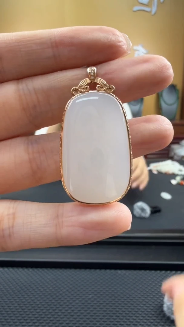 颈饰18K金镶嵌和田玉挂件