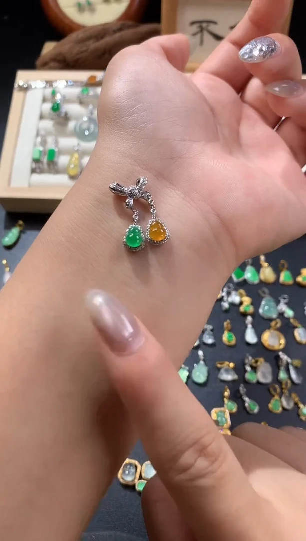 颈饰18K金镶嵌翡翠AB款吊坠