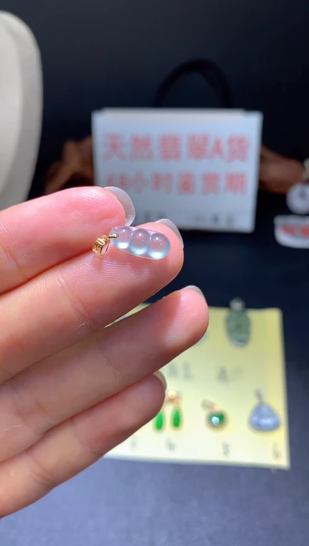 翡翠18K金镶嵌颈饰翡翠吊坠