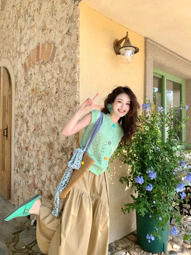 2025夏季新款多巴胺一整套穿搭彩色纽扣针织上衣卡其半身裙两件套