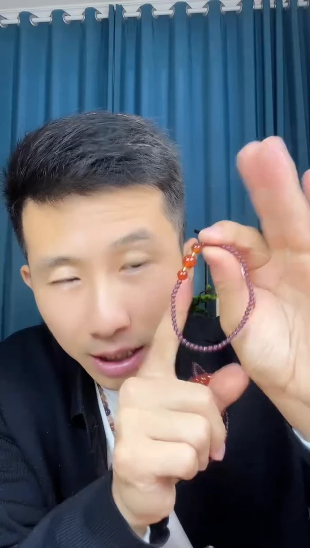 颈饰未镶嵌石榴石手串