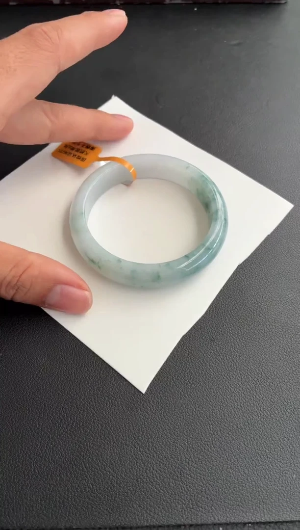 未镶嵌手镯翡翠半山水意境飘花   22号   54-56佩戴