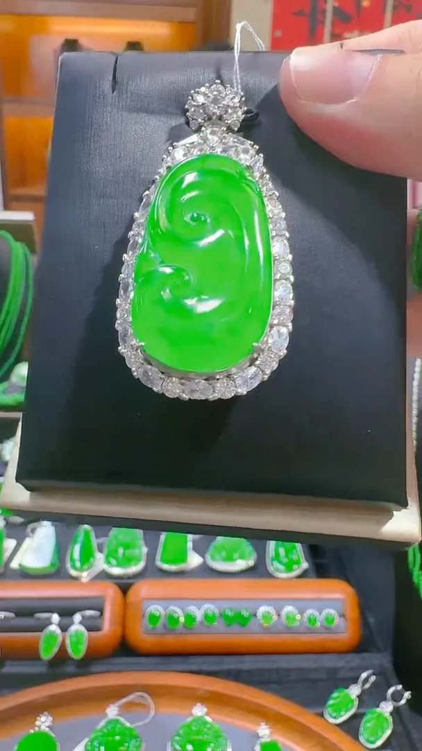 【闪购商品】翡翠吊坠(赠链)银S925镶嵌天然A货翡翠