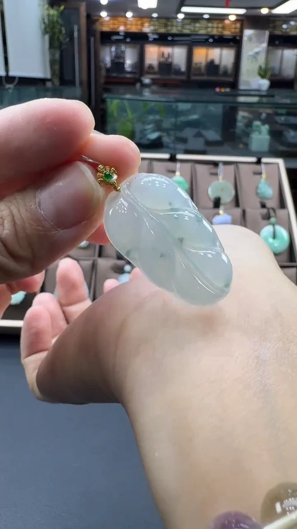 颈饰18K金镶嵌翡翠树叶
