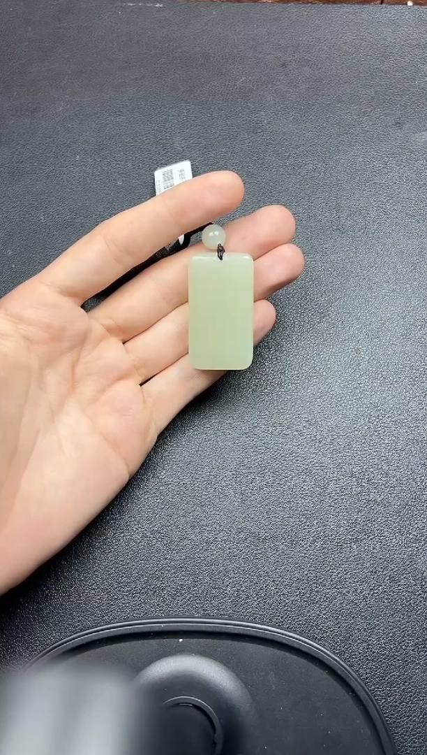 吊坠(赠链)未镶嵌和田玉且末微色差迪克兰一细吊坠